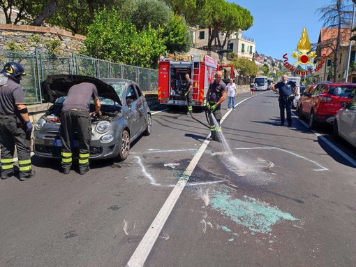 Perde il controllo dell'auto, urta i veicoli parcheggiati poi si ribalta: donna salvata dai vigili del fuoco