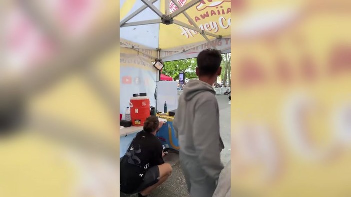 Sparatoria a Seattle, la diretta video del venditore di dolci e la folla in fuga