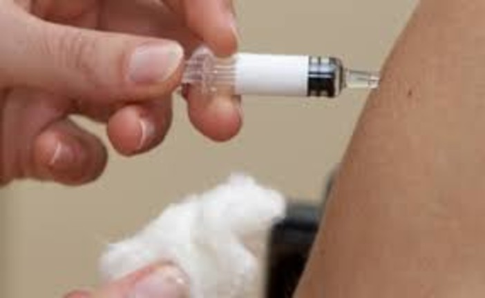 Covid, Toti firma il decreto di attuazione per l’impiego di medici specializzandi nella campagna vaccinale