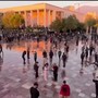 Gli studenti albanesi contro Edi Rama, violenti scontri a Tirana