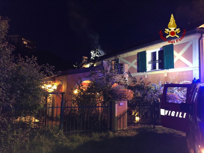 I vigili del fuoco intervengono per l'incendio di un tetto in via Vecchi