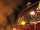 Notte di lavoro per i vigili del fuoco di Genova impegnati con l'incendio di tre auto e due cassonetti