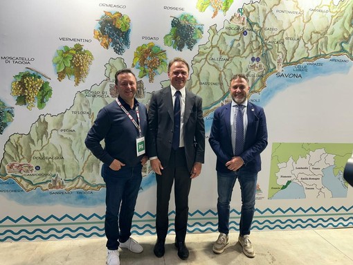 Regione a Vinitaly, Assessore Piana accoglie il Ministro Lollobrigida allo stand della Liguria