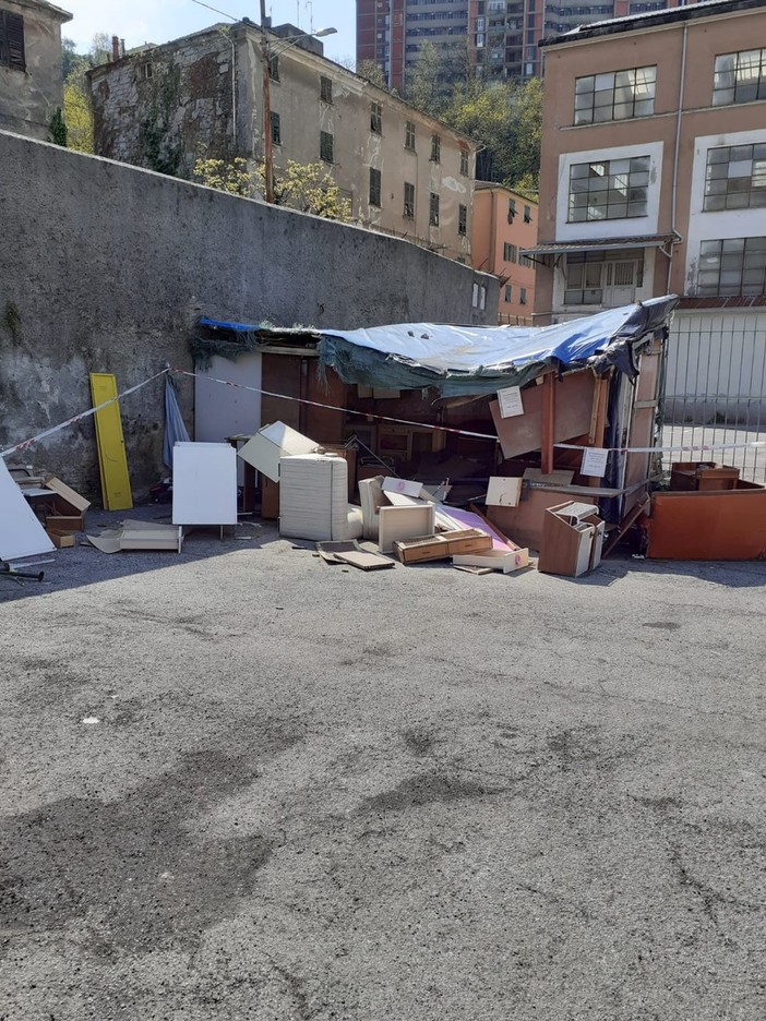 Completato lo sgombero di baracche e ripari di fortuna allestiti abusivamente a Teglia in via Carnia