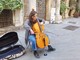 Artisti di strada: Vera la violoncellista che suona con un solo dito (Video)