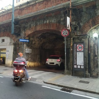 Via Buranello, vuoto sotto l'asfalto, strada chiusa per pericolo crolli Via Buranello, vuoto sotto l'asfalto, strada chiusa per pericolo crolli