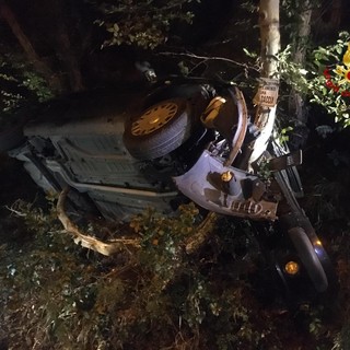 Macchina fuori strada: necessario l'intervento dei pompieri per rimetterla in carreggiata