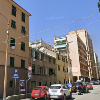 Sestri Ponente, sfratto rinviato per una famiglia con tre figli minori. Presidio davanti all'abitazione