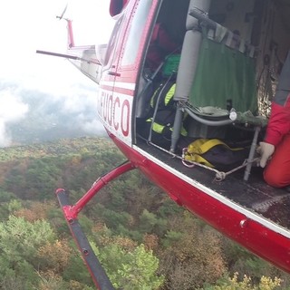 Escursioniste bloccate tra i ghiacci: intervento in elicottero dei pompieri