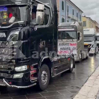 Continua la protesta di autotrasportatori e agricoltori, corteo rumoroso di tir e trattori a Campobasso