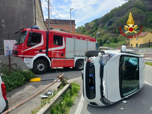 Incidente sul Turchino, macchina capovolta ma la guidatrice miracolosamente illesa Incidente sul Turchino, macchina capovolta ma la guidatrice miracolosamente illesa