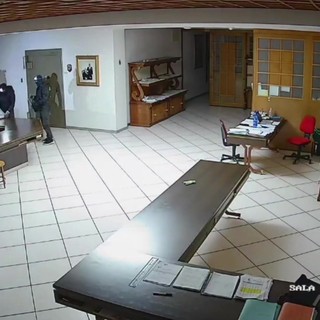Otto banditi assaltano il caveau di un'azienda orafa, il video del tentato colpo ad Arezzo