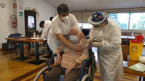 Al via le vaccinazioni per gli over 80, Toti: "Più di 1.100 prenotazioni in due ore"