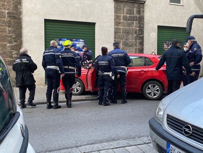 Panico in via Buranello a Genova: la Polizia locale risolve riportando la situazione alla normalità