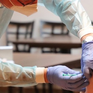 Covid, la prossima settimana via alle prenotazioni della terza dose per gli operatori sanitari e ultrafragili over 60