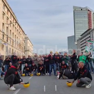 Ex Ilva, terzo giorno di protesta a Genova: "Non accettiamo chiusura e ammortizzatori sociali"