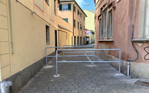 Sestri Ponente, in via Vado arrivano le transenne: stop definitivo al transito dei veicoli nella zona pedonale