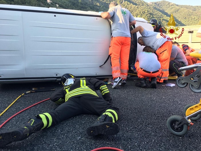 Doppio intervento dei pompieri a Rapallo: prima un incendio e poi un incidente sull'A12