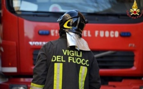 Voltri, tra gli scogli spunta una bombola di idrogeno: intervento dei Vigili del Fuoco