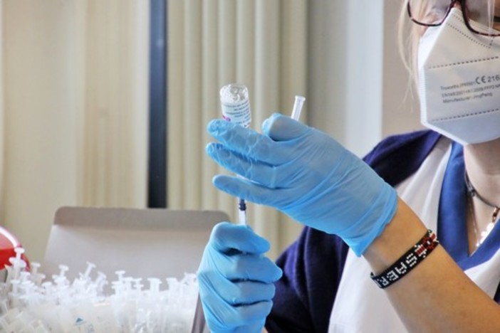 Vaccini Moderna, consegna alla Farmacia dell'Ospedale di Villa Scassi 11300 dosi