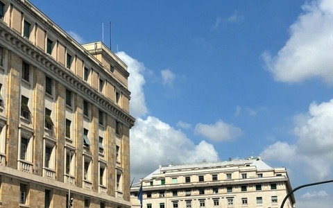 Polizia, agente fuori servizio riconosce il presunto autore di due tentati furti