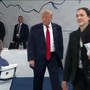 G7, Trump arriva per ultimo alla riunione dei leader: "Sono il boss"