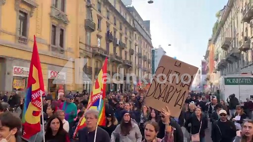 Cortei Milano, la protesta unisce le generazioni 'la cultura disarma'