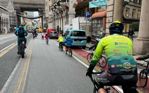 Via XX Settembre, le auto in doppia fila sfrattano la manifestazione dei bambini sulla pista ciclabile Via XX Settembre, le auto in doppia fila sfrattano la manifestazione dei bambini sulla pista ciclabile
