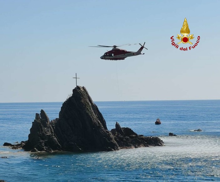 Riva Trigoso, bagnante soccorso con l'elicottero dopo una caduta dallo scoglio dell'Asseu Riva Trigoso, bagnante soccorso con l'elicottero dopo una caduta dallo scoglio dell'Asseu