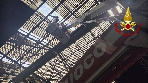 Vento di burrasca a Genova, decine di interventi dei Vigili del Fuoco. A Marassi chiuso un asilo