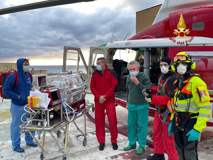 Neonata da Imperia al Gaslini in elicottero, trasportata con la nuova culla Sten
