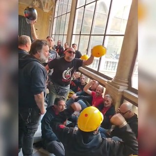 Ex Ilva, operai occupano prefettura di Genova al grido: "Lo stabilimento non si chiude"