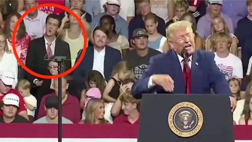 Imita Trump alle sue spalle durante un comizio, il video virale