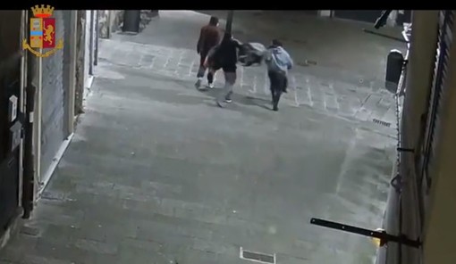Centro storico, la polizia arresta l’autore di due violente rapine (VIDEO)
