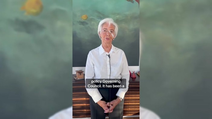 Christine Lagarde lascia la Bce, l'annuncio con due cerotti sul viso