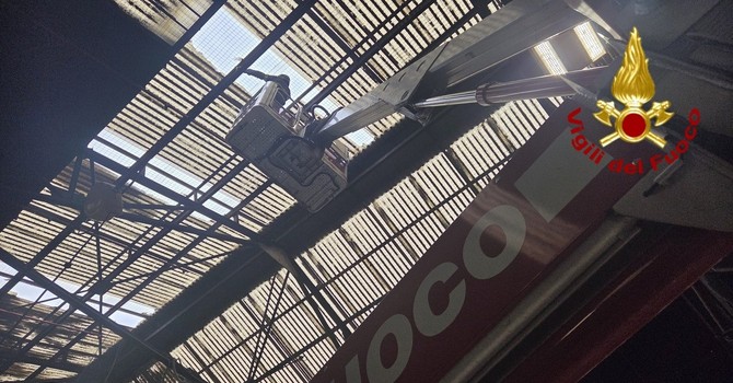 Vento di burrasca a Genova, decine di interventi dei Vigili del Fuoco. A Marassi chiuso un asilo