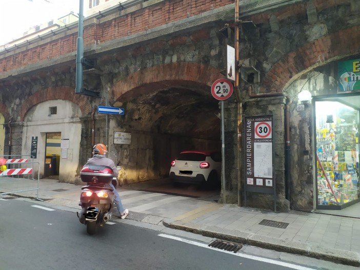 Via Buranello, vuoto sotto l'asfalto, strada chiusa per pericolo crolli