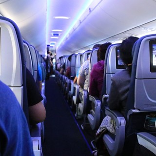 Viaggio lungo in aereo: come ingannare il tempo