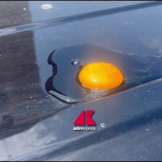 Caldo estremo a Roma, le uova cuociono sul tetto di un'auto al sole