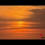 Lo spettacolo dell'eclissi visto dalla spiaggia, sole oscurato dalla luna al tramonto Lo spettacolo dell'eclissi visto dalla spiaggia, sole oscurato dalla luna al tramonto
