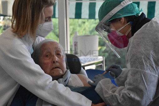 Coronavirus, lettera da Toti al commissario Arcuri e a Bonaccini: “Distribuzione vaccini in base a criterio età popolazione” Coronavirus, lettera da Toti al commissario Arcuri e a Bonaccini: “Distribuzione vaccini in base a criterio età popolazione”
