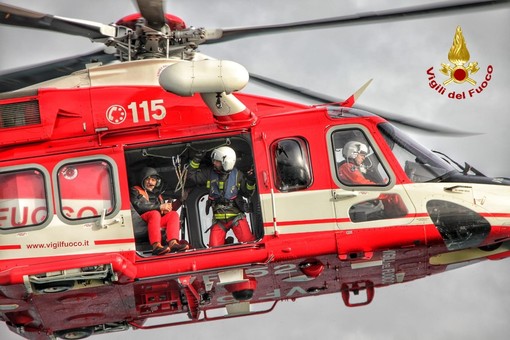 Serra Riccò, vola da una fascia per diversi metri, trasportato in codice rosso in elicottero