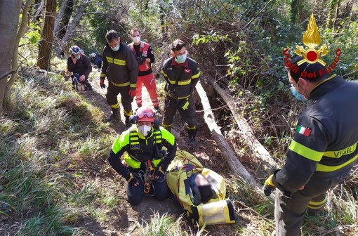 Ciclista ferito soccorso dai vigili del fuoco nel bosco di Vesima: era precipitato in un dirupo (FOTO)