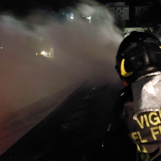 Pontedecimo, a fuoco la canna fumaria di un'abitazione, notte di lavoro per i vigili del fuoco
