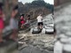 Acquazzone su Pompei, turisti usano le antiche strisce pedonali dei romani Acquazzone su Pompei, turisti usano le antiche strisce pedonali dei romani