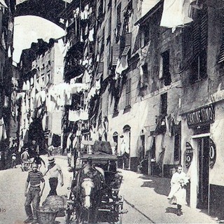 I ragazzi di via Madre di Dio: storia di una comunità che resiste tra quadri, ricordi e una colonna di pietra