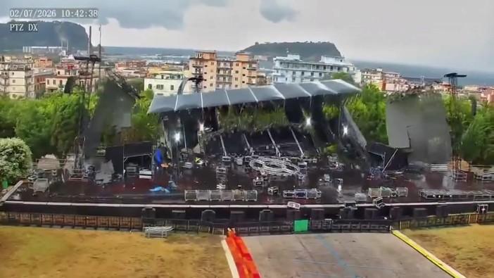 Maltempo a Bagnoli, crolla il palco del concerto all'ex Base Nato: le immagini impressionanti