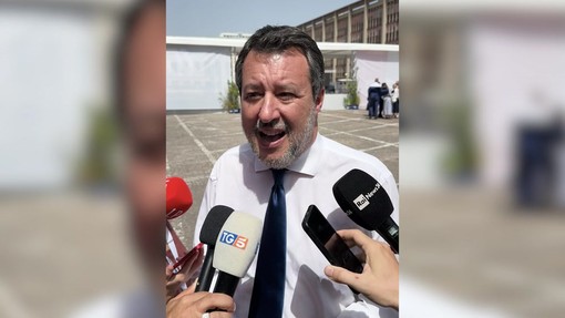 Caso Fakir, Salvini: "Irresponsabile alimentare odio verso chi indossa divisa" Caso Fakir, Salvini: "Irresponsabile alimentare odio verso chi indossa divisa"