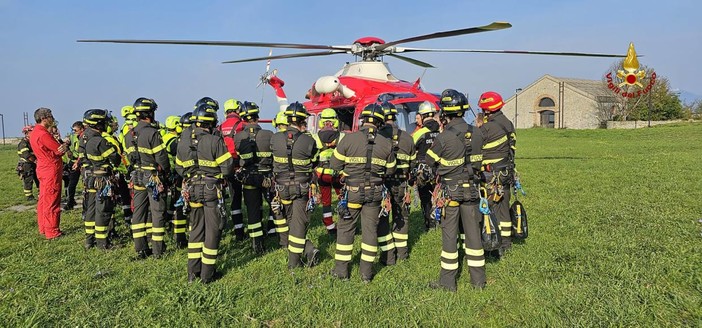A Forte Begato l'esercitazione con l'elicottero Drago di vigili del fuoco e personale del 118 A Forte Begato l'esercitazione con l'elicottero Drago di vigili del fuoco e personale del 118