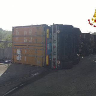 Tir si ribalta in autostrada, autista ferito lievemente e sversamento di gasolio
